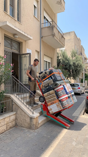 שינוע שקי חומרי בניין לקומה גבוהה באתר שיפוץ