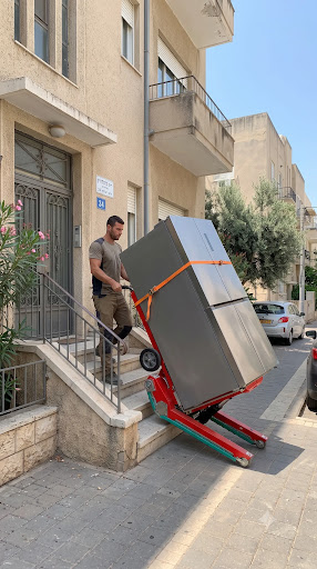 העלאת מקרר גדול במדרגות ללא פגיעה בקירות