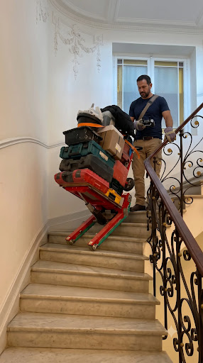 הרובוט בפעולה בחדר מדרגות באתר בנייה פעיל