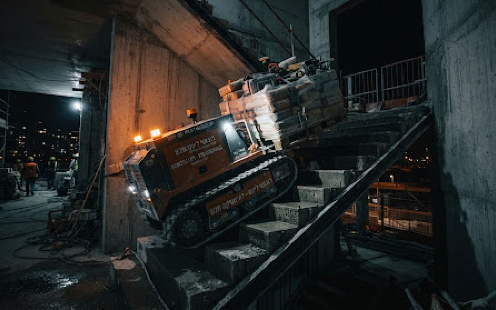 זחל שינוע רובוטי נושא מטען ארוז במדרגות בבניין ללא מעלית